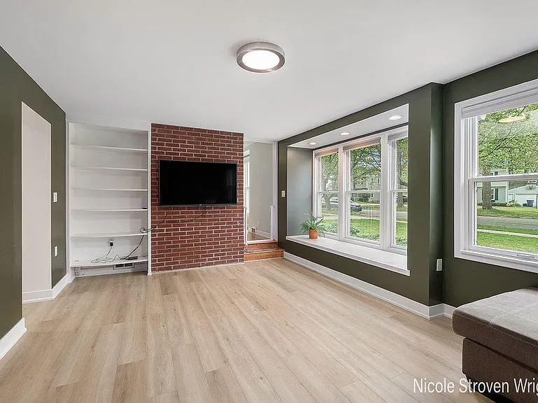 2125 Englewood Dr SE — Photo 8