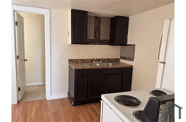 Building Photo - 1730 W Poplar St #4
