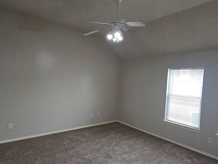706 Woodport Ln — Photo 8