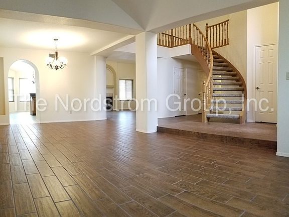 2nd image of 1121 W Graythorn Pl