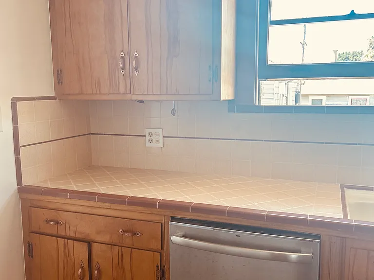 654 Edwards St — Photo 11