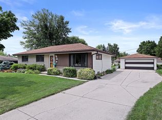 W176N9155 Roosevelt Dr, Menomonee Falls, WI 53051