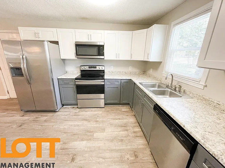 406 S Texas Ave — Photo 9