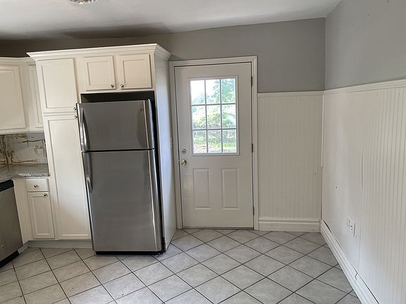 4th image of 513 E 2nd St