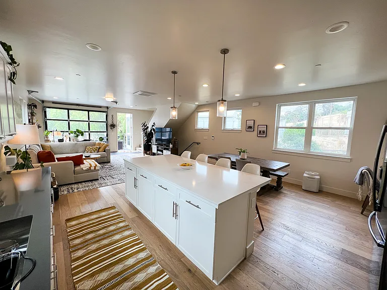 2478 Victoria Ave #101 — Photo 2