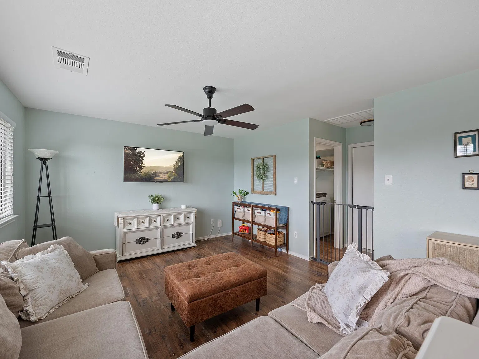 4 bed, 2.5 bath, 1736 sqft, $2,100 — Photo 2