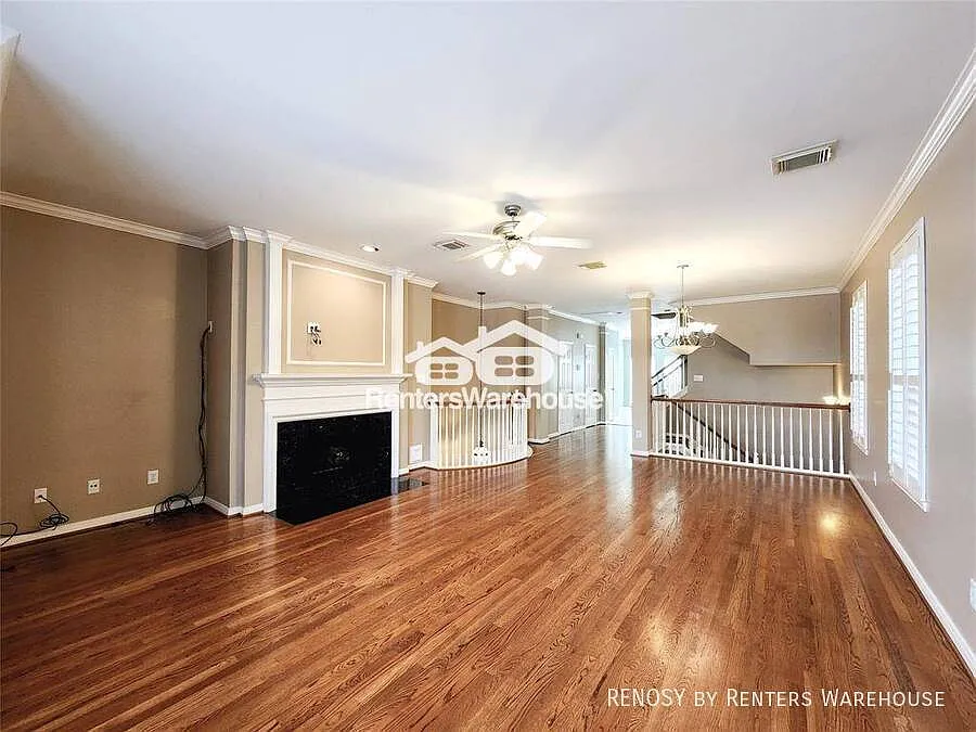 Prime Location! This stunning three-story townhome in the sought-after River Oaks/Montrose area! — Photo 2