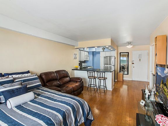 4th image of 5900 Arlington Ave APT 22N