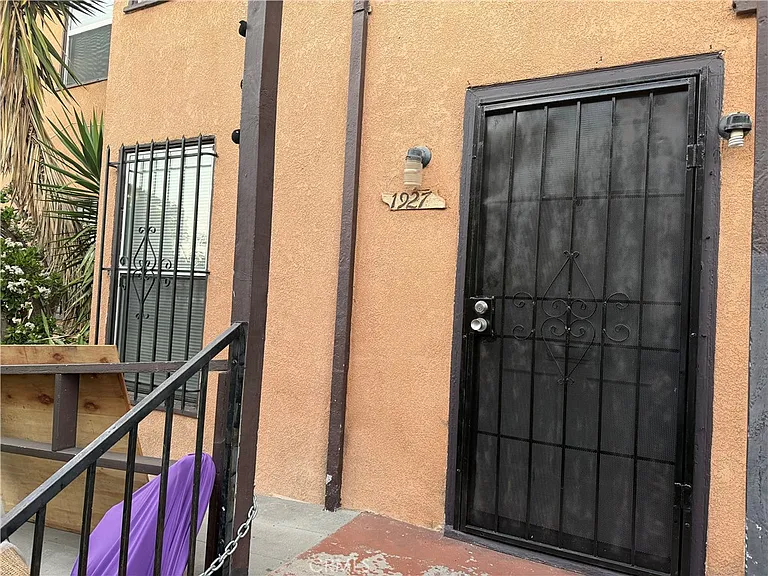1925 1/2 W 35th Pl — Photo 2