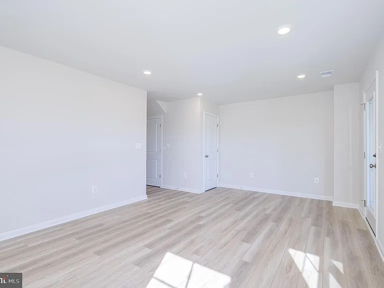 450 Seeback Dr — Photo 7