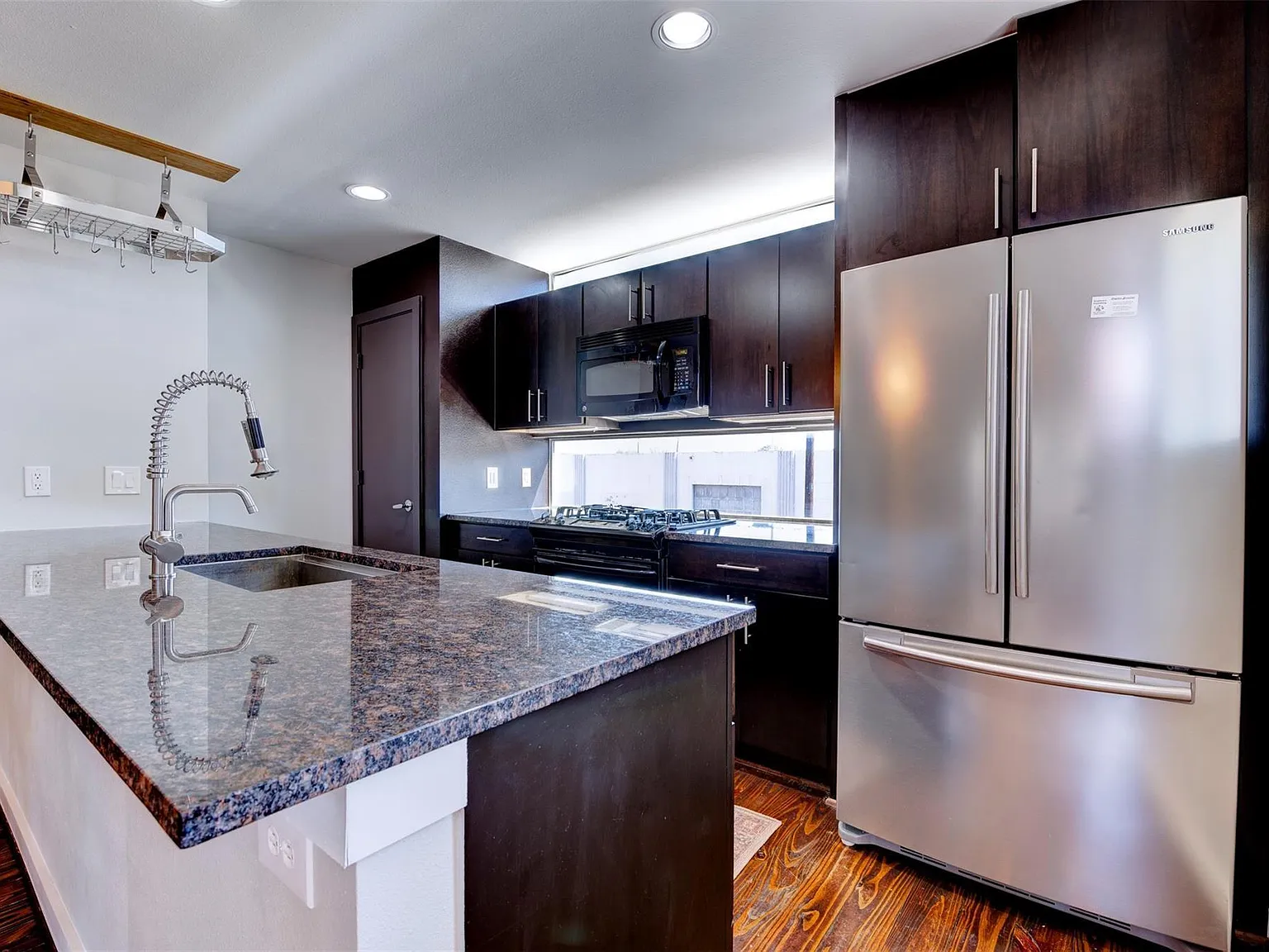 2 bed, 2.5 bath, 1986 sqft, $2,600 — Photo 3