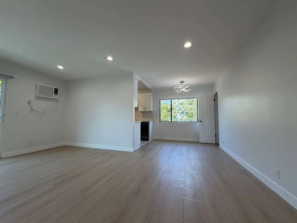 7607 Norton Ave
