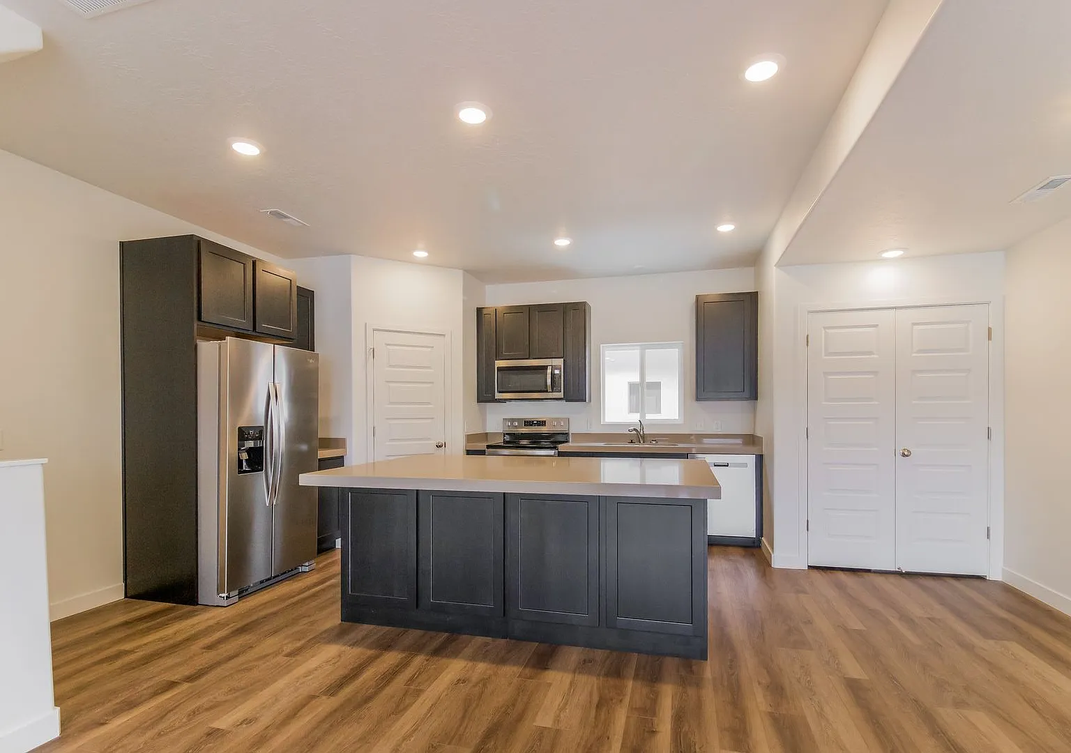 Modern three-story new build townhome with a rooftop deck! — Photo 4