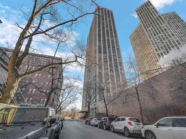2650 N Lakeview Ave APT 1004, Chicago, IL 60614