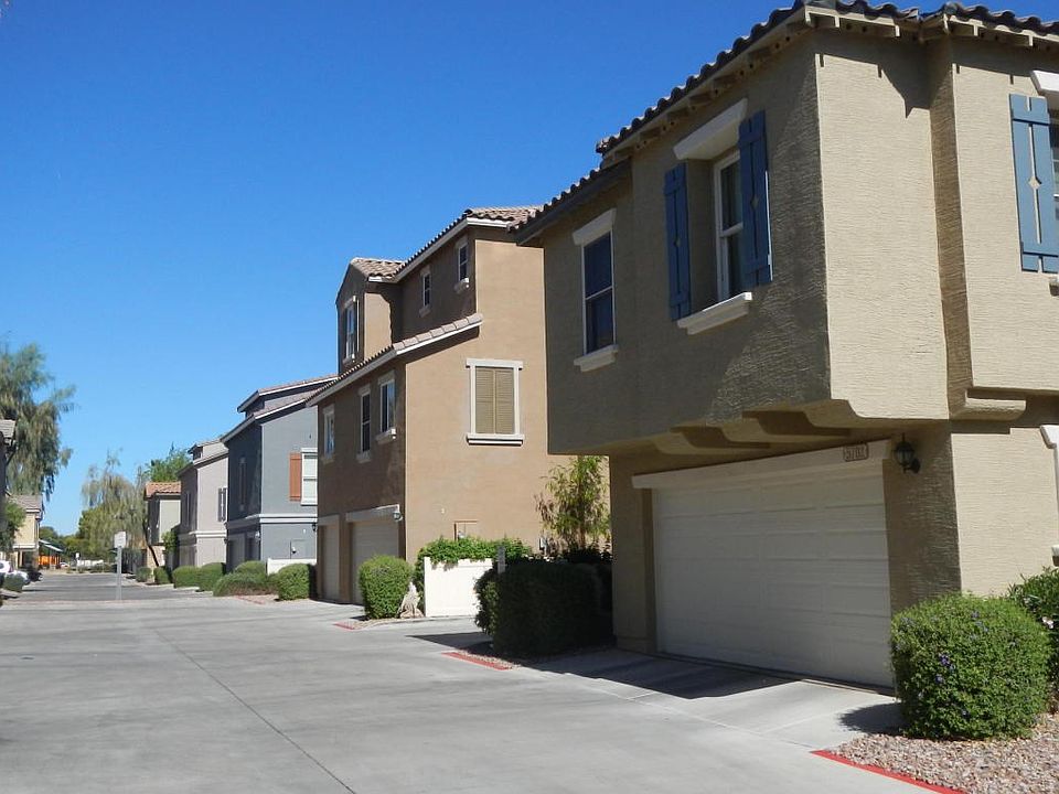 Sweet unit w/ Full garage