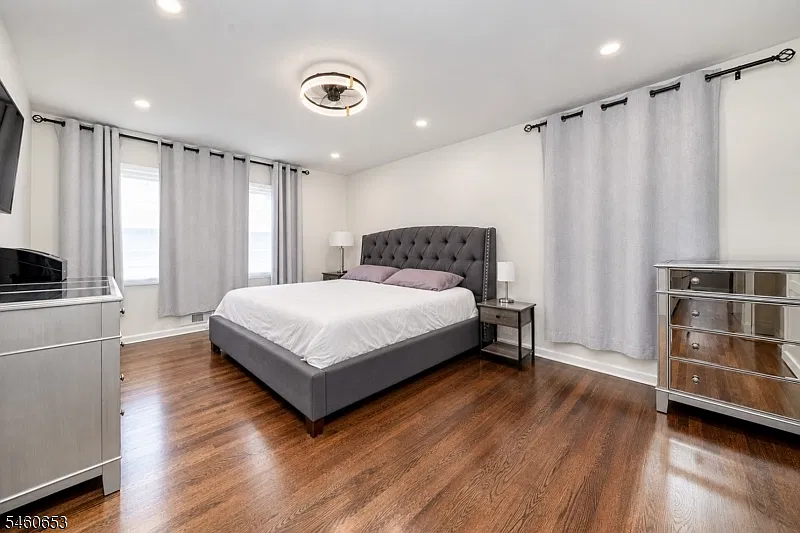 5 bed, 2.5 bath, $5,000 — Photo 4