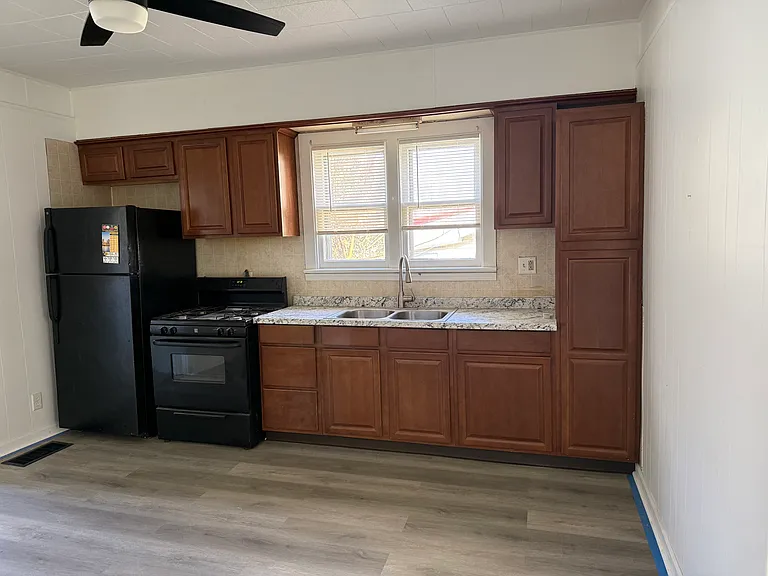 409 4th Ave #A — Photo 3