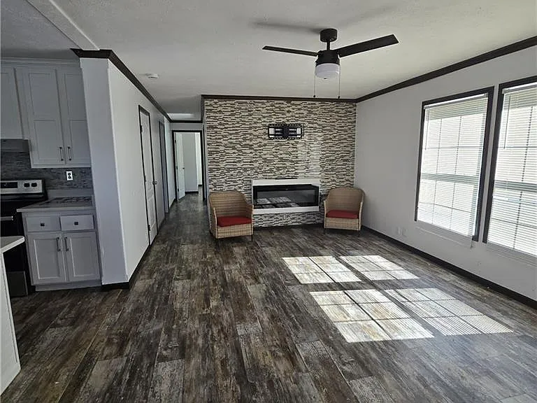51 E Cardinal Ln — Photo 2