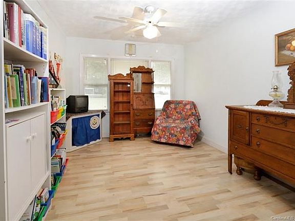 5th image of 411 Link St