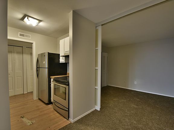 3rd image of 904 Chestnut Hill Dr APT C