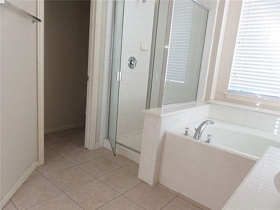 4th image of 6001 Calloway Dr