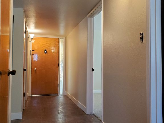 3rd image of 401 Walnut Ave #1