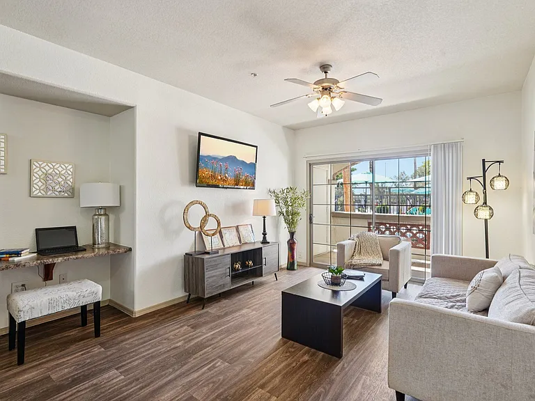 Del Mar Apartments — Photo 7