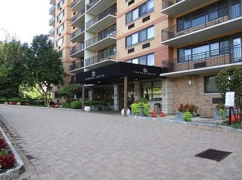 1st image of 60 Parkway Dr E APT 1C