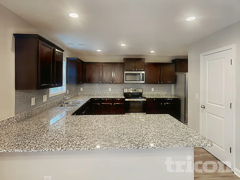 919 Dovefield Ln — Photo 7