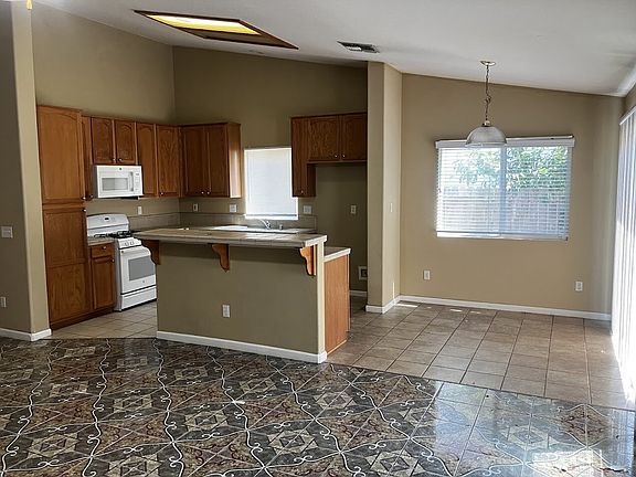5th image of 1429 Jantzen Ave