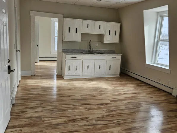 30 Elm St APT 5, Whitefield, NH 03598