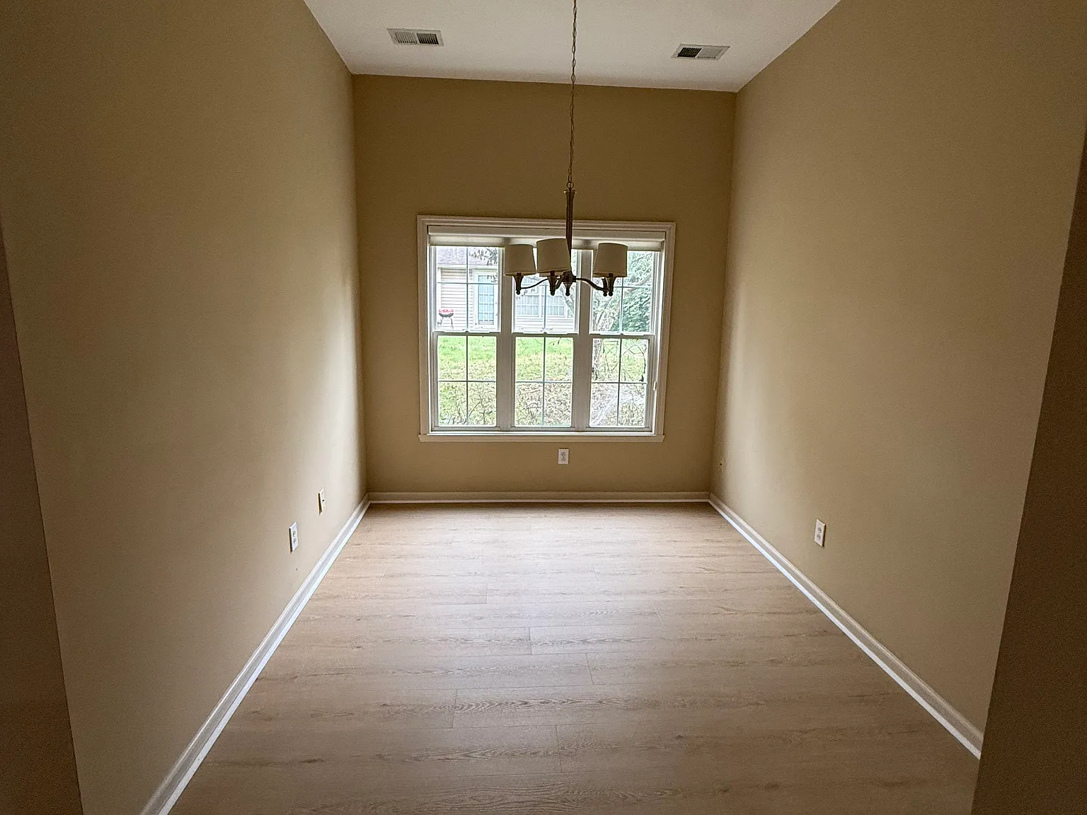 3 bed, 1956 sqft, $2,885 — Photo 4