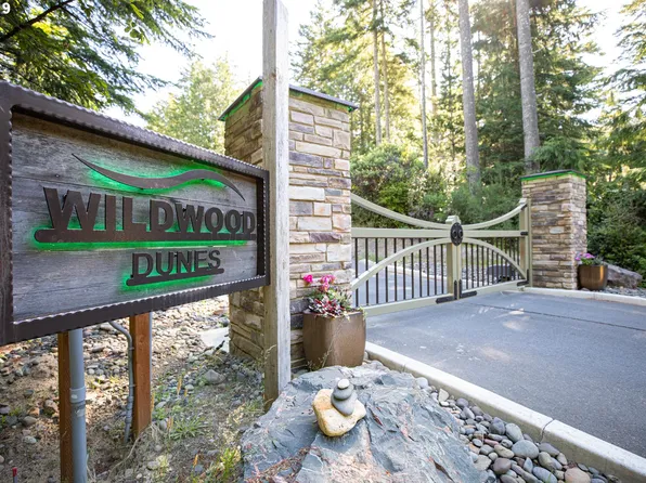 280 Pacific Dunes Dr, North Bend, OR 97459