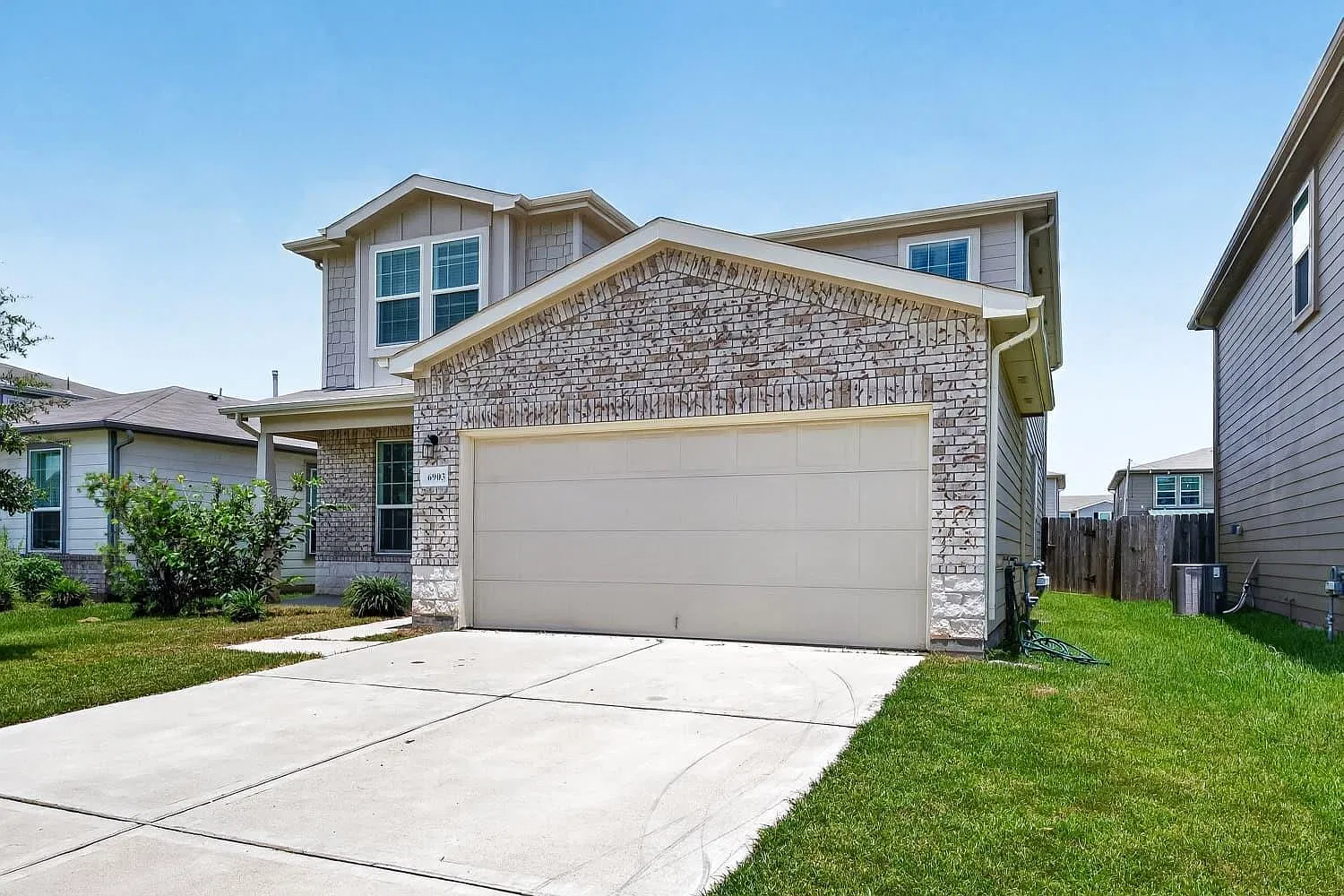 4 bed, 2.5 bath, 2684 sqft, $2,600 — Photo 2