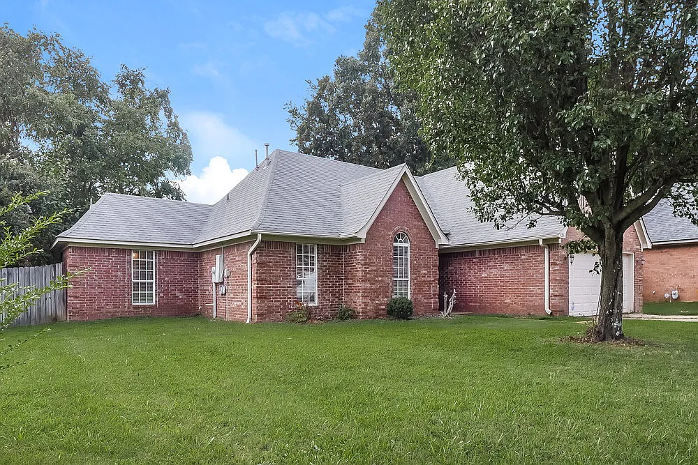 3 bed, 2.0 bath, 1987 sqft, $1,775 — Photo 4