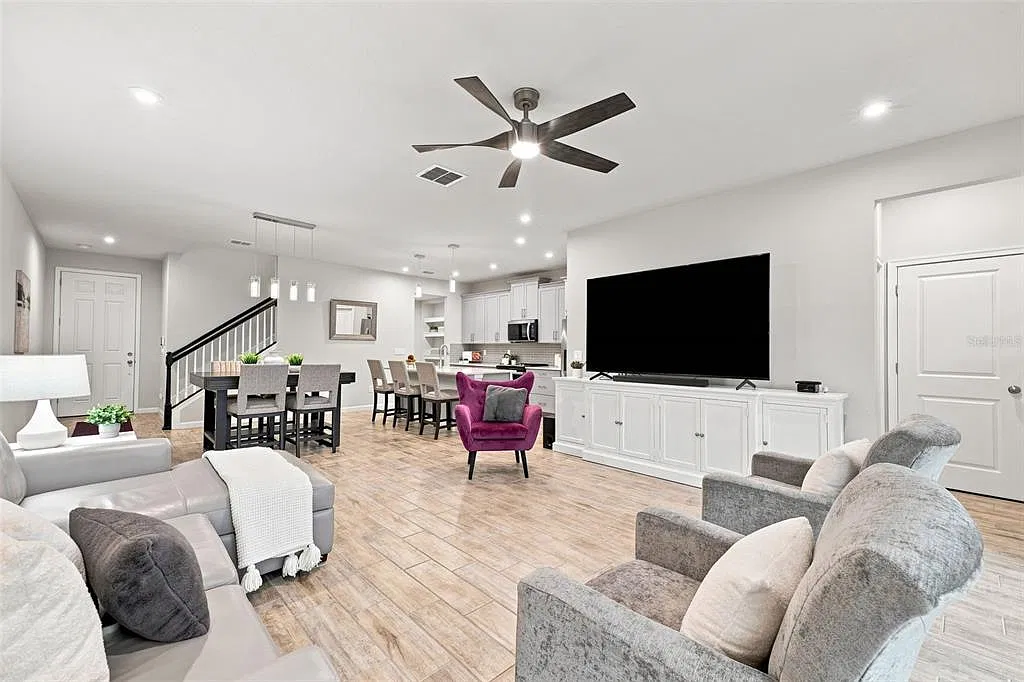3 bed, 2.5 bath, 2243 sqft, $2,700 — Photo 2