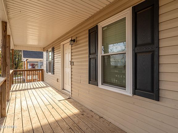 4th image of 2637 Summit Ave NE