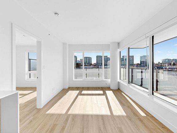 5th image of 7977 Lansdowne Rd #407