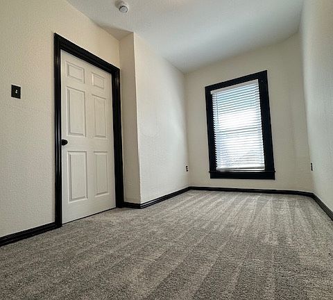 Bedroom with plenty of wall outlets ( Rare for bedroom )