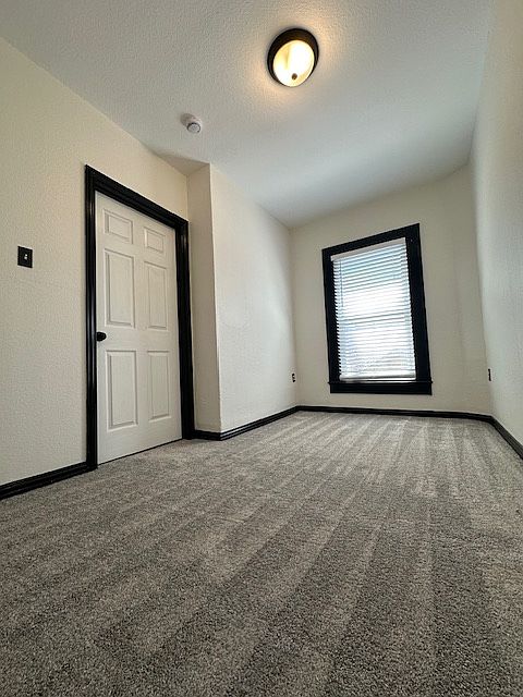 Bedroom with plenty of wall outlets ( Rare for bedroom )
