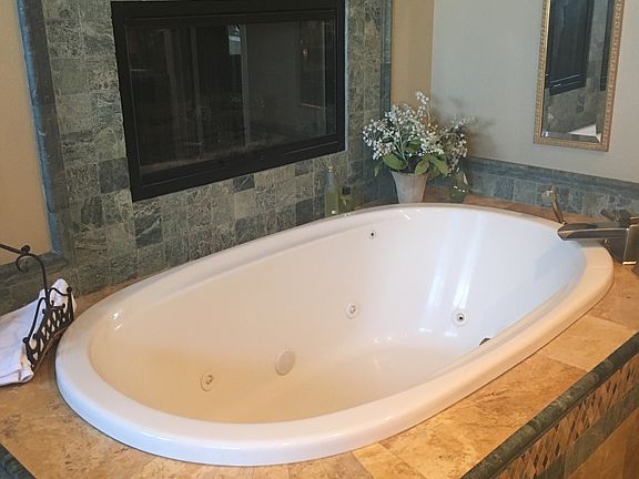 Master bath tub