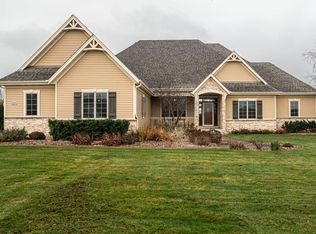 W385N8389 Highlander Dr, Oconomowoc, WI 53066