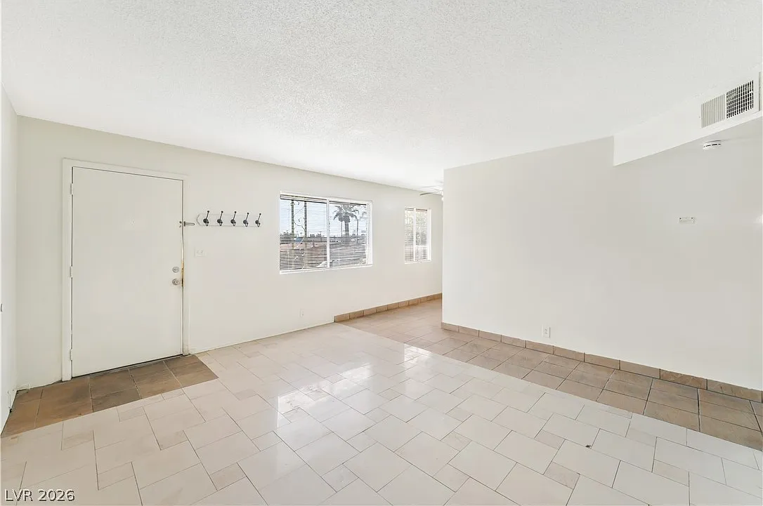 2 bed, 1.0 bath, 3196 sqft, $1,095 — Photo 4