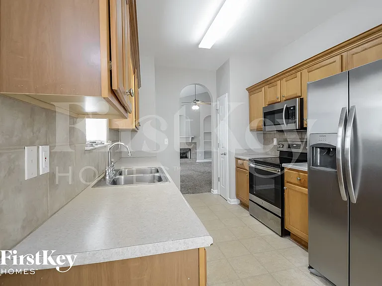 4872 Longmeadow Dr — Photo 7