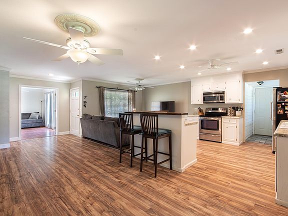 3rd image of 8386 Chatsworth Ct