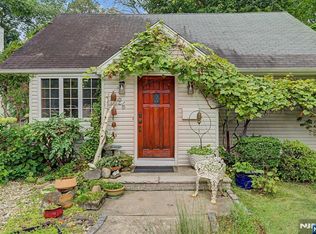 26 Cedar St, Bergenfield, NJ 07621