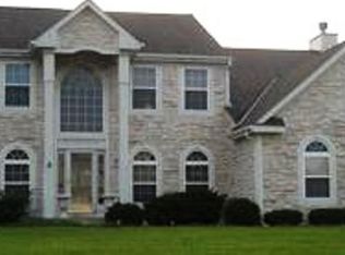 W154N6214 Marvel Dr, Menomonee Falls, WI 53051