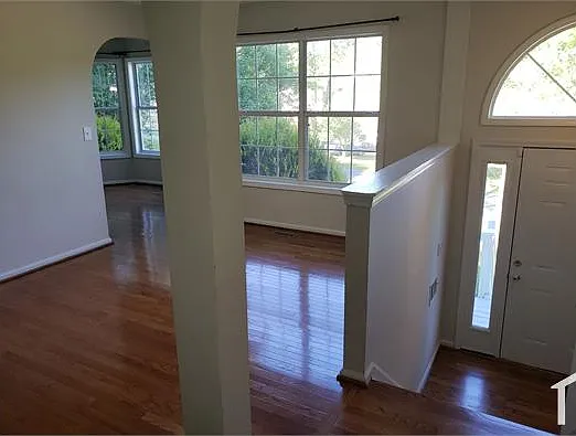5 bed, 2520 sqft, $3,200 — Photo 2