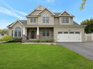 17 Franciscan Ln, Smithtown, NY 11787