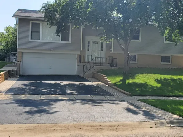 7059 Hawthorne Ln, Hanover Park, IL 60133